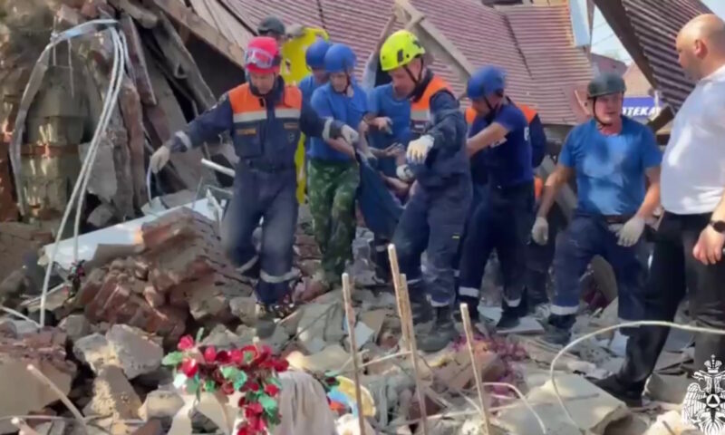 МЧС показало кадры спасения женщины из-под завалов торгового центра в Апшеронске