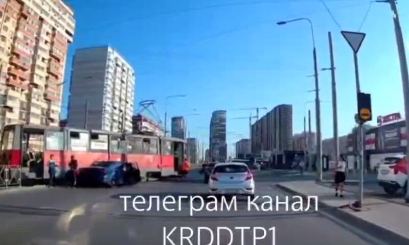 Движение трамваев остановилось в Музыкальном микрорайоне Краснодара из-за ДТП
