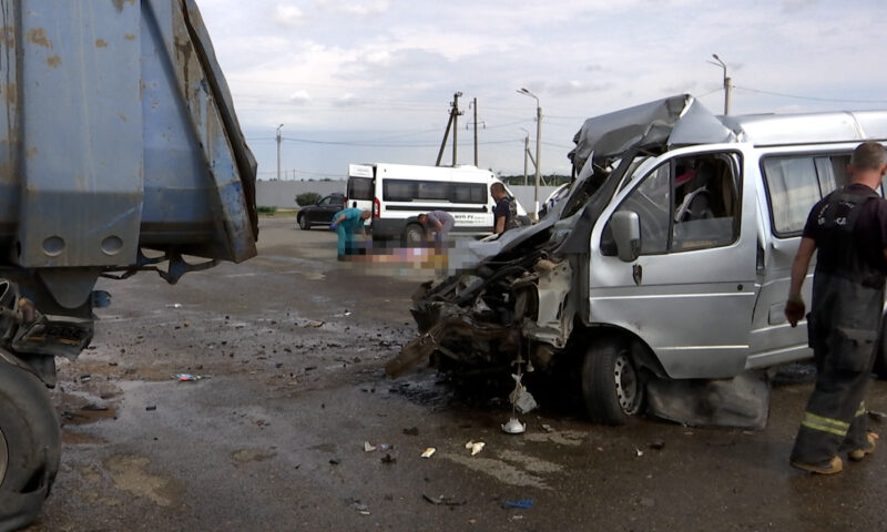 Три человека погибли в ДТП с грузовиком в Краснодаре. «Факты»