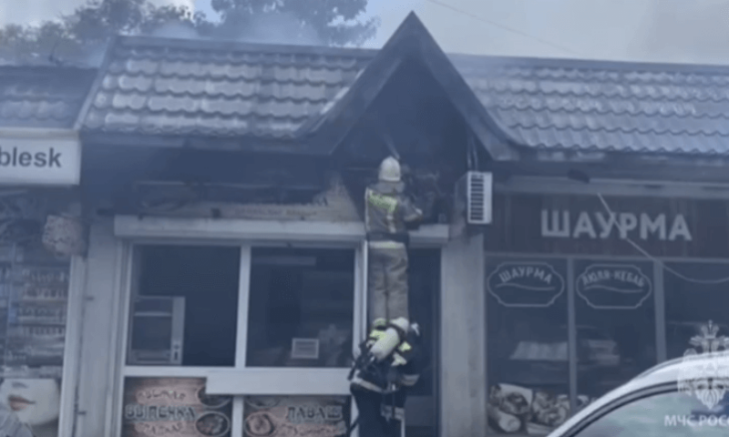 Пожар, практически уничтоживший рынок в Туапсе, ликвидировали спустя два часа