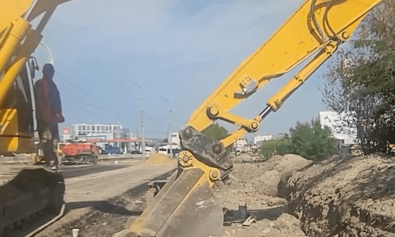 «Рабочие тоже люди»: власти опровергли простой техники на въезде в Новороссийск