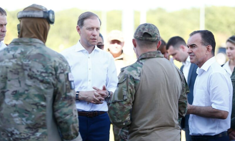 Мантуров и Кондратьев посетили заводы и военную часть в Краснодарском крае