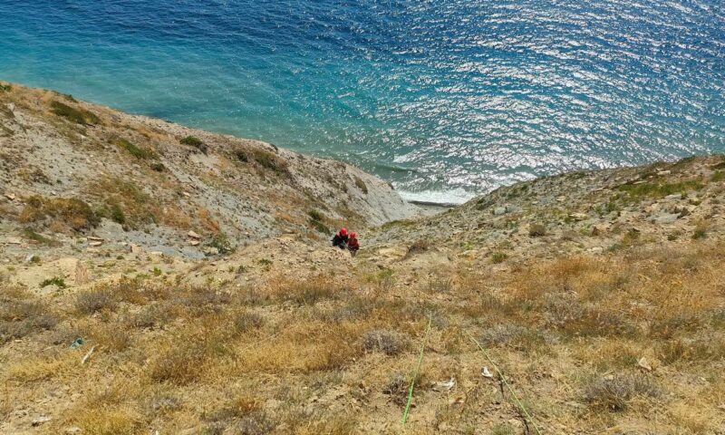 Попавших в ловушку на сыпучей скале над морем туристок эвакуировали в Анапе