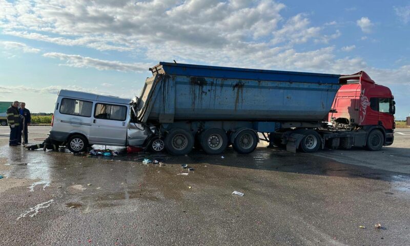 Три человека погибли в пассажирской «Газели» в ДТП с грузовиком в Краснодаре