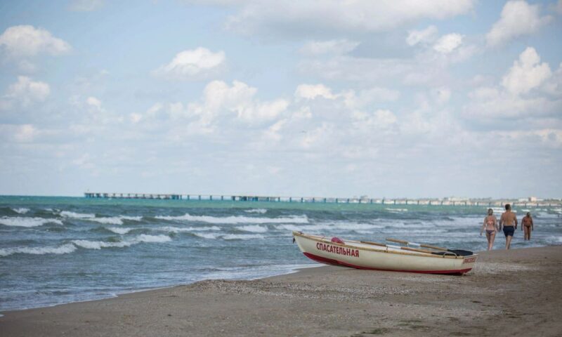 На пляжах Анапы запретили купаться 5 августа из-за сильного шторма