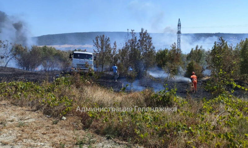 По вине неосторожных людей произошло два крупных пожара в Геленджике