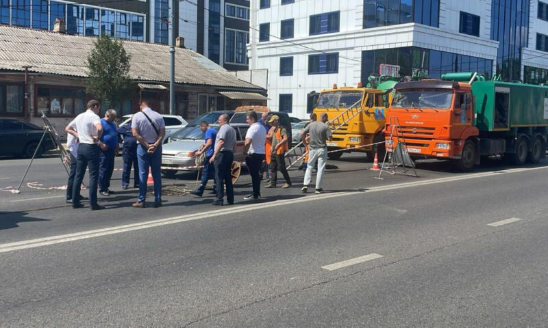 Движение ограничили на улице Суворова в Краснодаре из-за просадки дороги