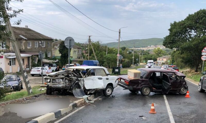 Два старых ВАЗа столкнулись в лобовом ДТП в Анапе, есть погибший и пострадавшие