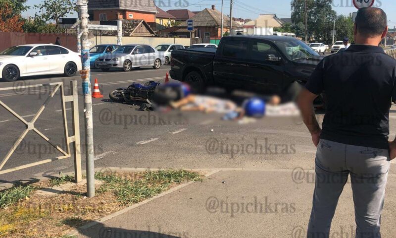 Ехали на желтый свет: мотоциклист с пассажиром погибли в ДТП в Краснодаре