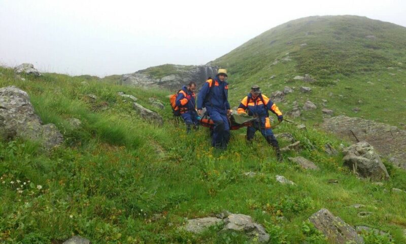 Больше суток спасатели на носилках спускали туриста из Краснодара с гор в Архызе