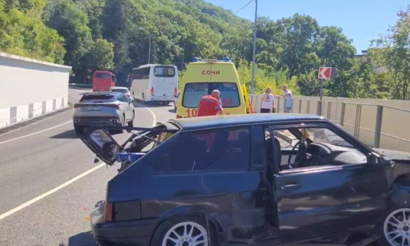 Затор образовался из-за ДТП с автобусом и «Ладой» в Сочи