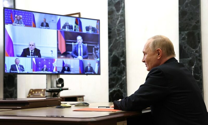 Путин провел оперативное совещание с членами Совета Безопасности