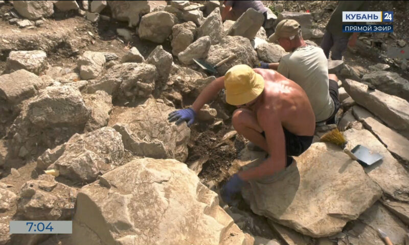 Восемь крупных гробниц обнаружили на раскопках в горах Красной Поляны