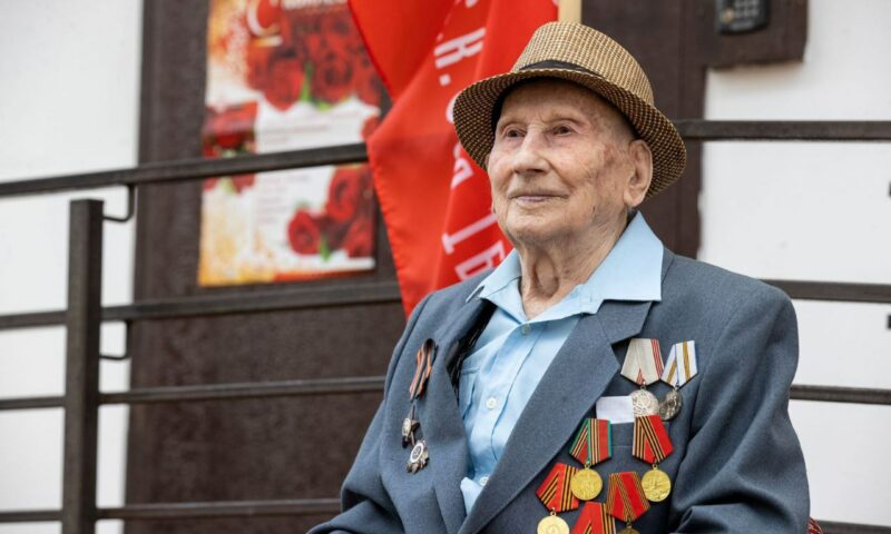 Вениамин Кондратьев поздравил со 101-летием ветерана из Анапы