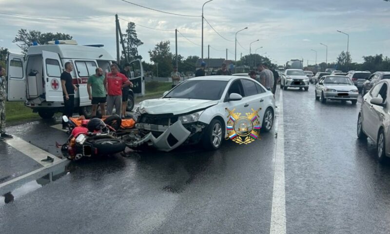 Мотоциклист выехал на встречку и влетел в нарушившую ПДД иномарку на Кубани