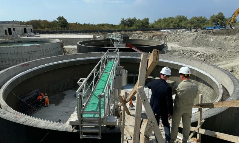 Долгожданные сети водоотведения достроили на набережной в Геленджике