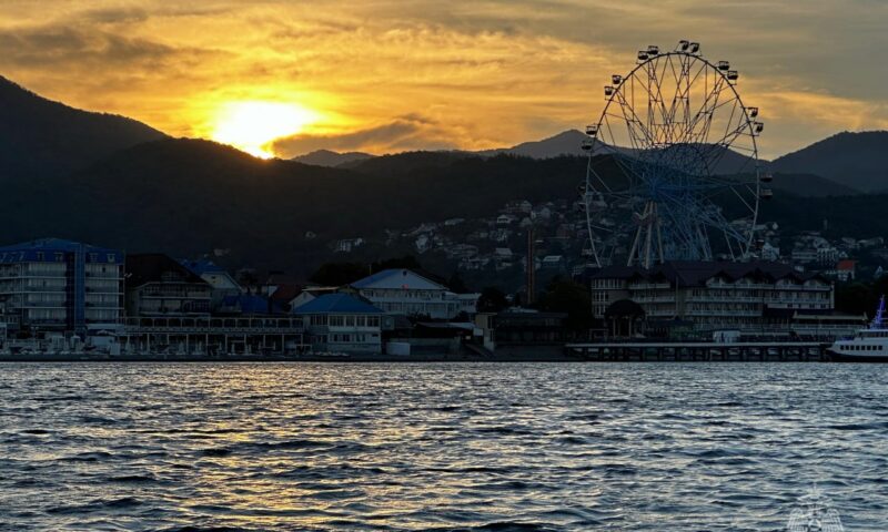 Двоих унесенных в море сапбордистов спасли в Сочи