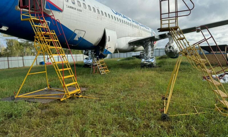 Севший в поле самолет «Сочи – Омск» начали разбирать на запчасти