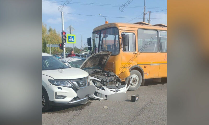 Девушка на Mazda устроила массовое ДТП со школьным автобусом под Краснодаром