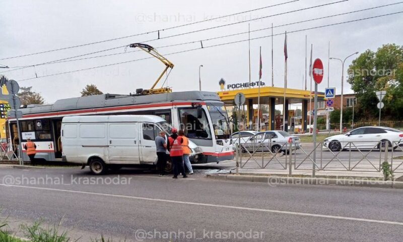 «Газель» врезалась в трамвай с пассажирами на севере Краснодара