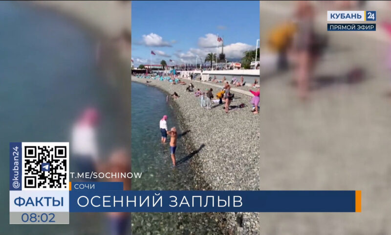 Туристы продолжают купаться в Черном море в конце октября