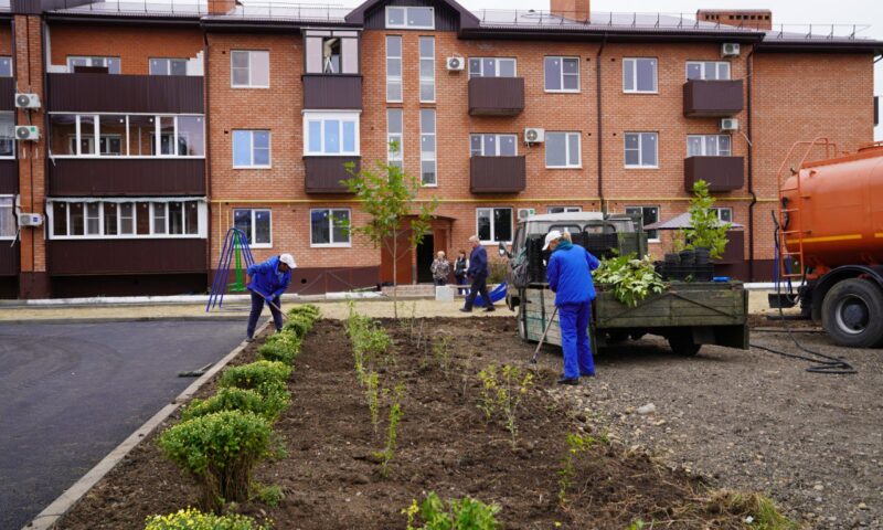 Жильцы поврежденной БПЛА многоэтажки в Приморско-Ахтарске вернулись в квартиры