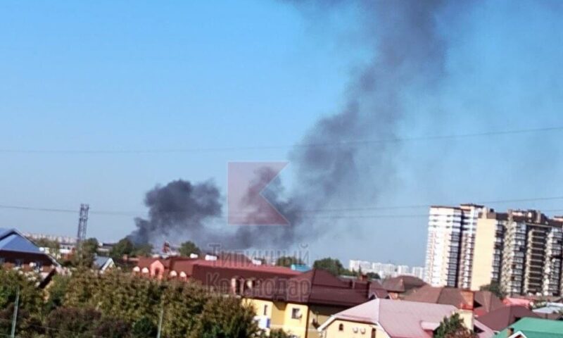 Старые покрышки загорелись на Ростовском шоссе в Краснодаре