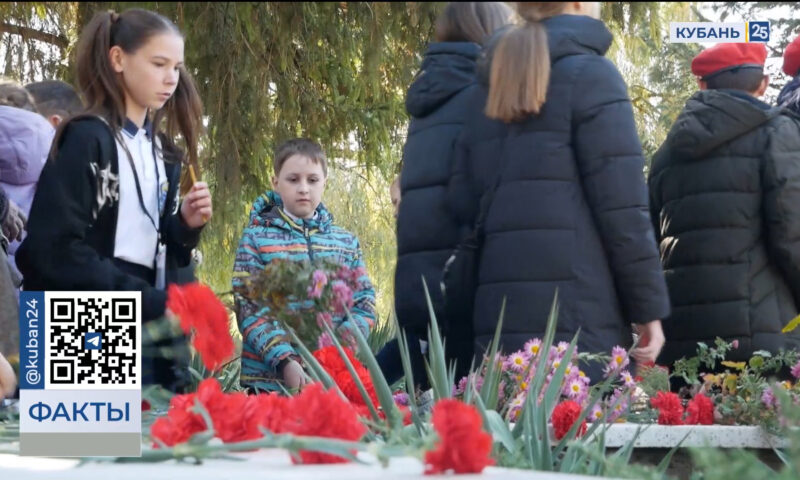 Цветы возложили к братской могиле мирных жителей в поселке Михизеева Поляна