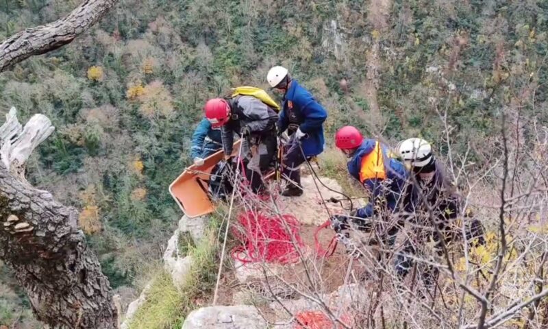 Спасатели эвакуировали тело пенсионера из пропасти в горах Сочи