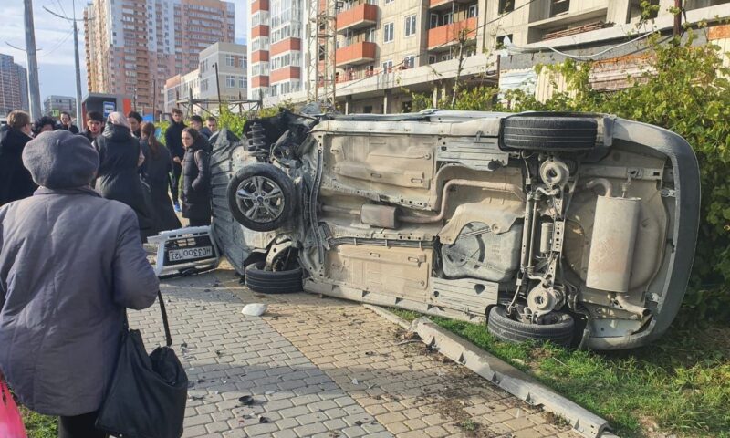 В Новороссийске легковушка влетела в пешеходов на тротуаре, есть пострадавшие