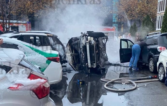 Машина загорелась после ДТП во дворе многоэтажки в Краснодаре