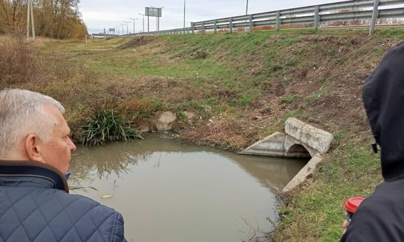 Русла водоотводящих каналов очистят около дачных поселков на севере Краснодара