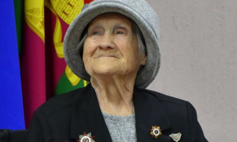 Кондратьев поздравил со 101-летием ветерана Таисию Шакулову из Псебая