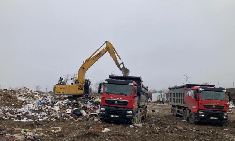 С горевшего летом мусорного полигона под Усть-Лабинском начали вывозить отходы