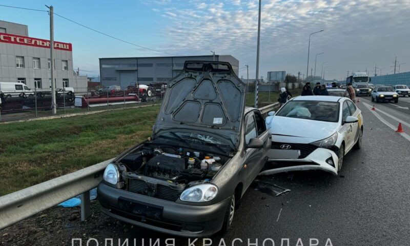 Под Краснодаром такси влетело в стоящую на обочине легковушку, есть погибший