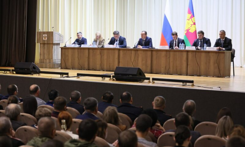 Вениамин Кондратьев провел встречу с жителями Приморско-Ахтарского округа