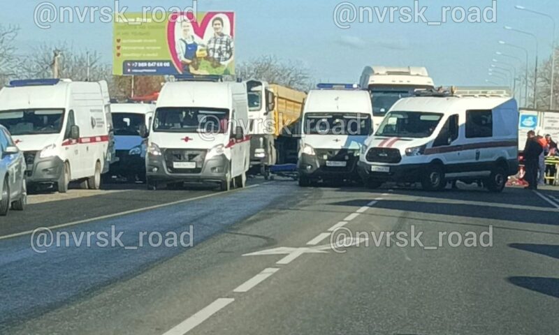 Водитель и два пассажира легковушки пострадали в ДТП с грузовиками на Кубани