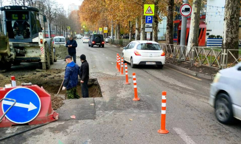 Движение транспорта ограничат по одной полосе в районе КубГУ в Краснодаре