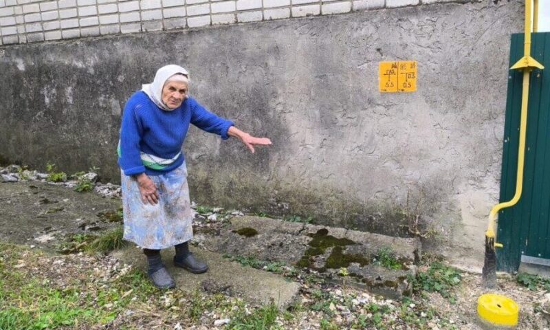 В Новороссийске узница концлагеря пожаловалась на топящих ее дом соседей