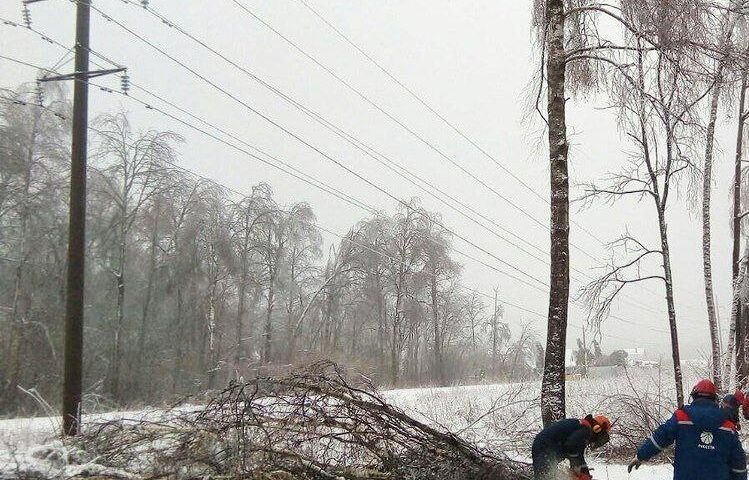 Прерванное из-за непогоды электроснабжение восстановили под Горячим Ключом