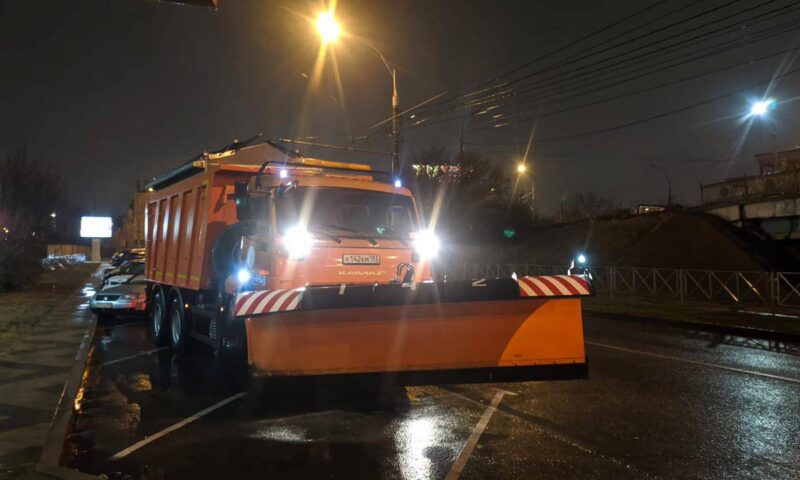 В Краснодаре обработали дороги от гололеда