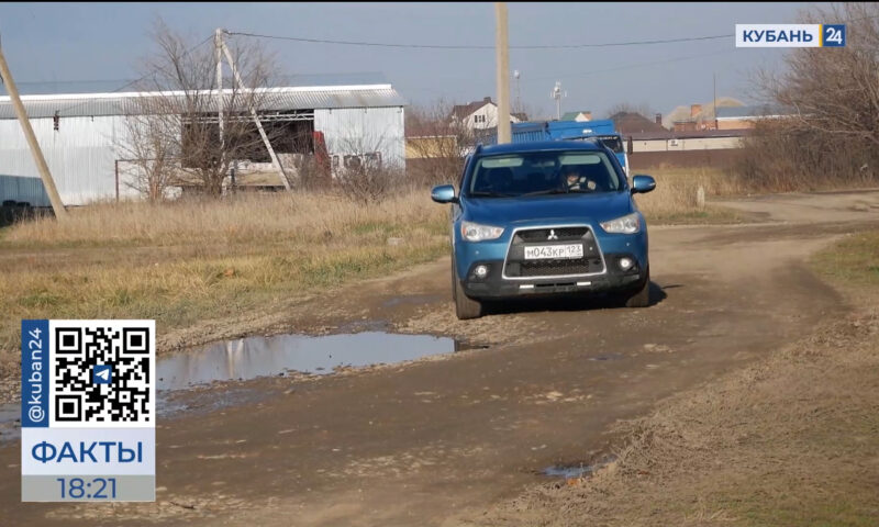 На дорогу с ямами пожаловались жители Новокубанска