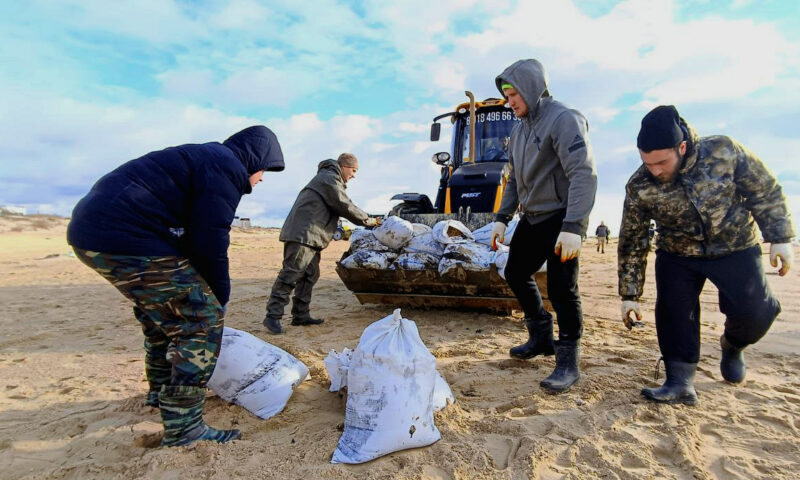 Более 26 км береговой линии очистили от мазута в Краснодарском крае