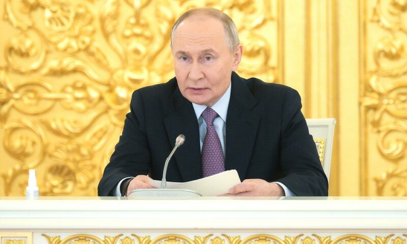 Путин призвал честно информировать людей о лимитах на льготную ипотеку в России