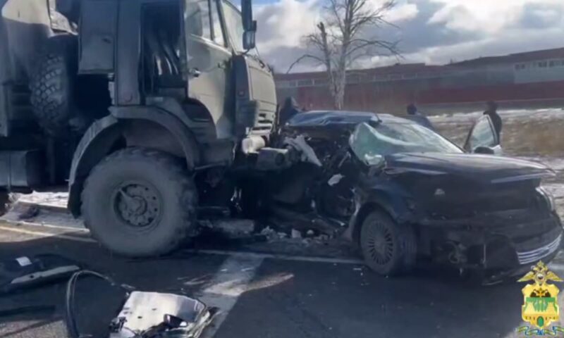 На Кубани военный грузовик врезался в иномарку на перекрестке, есть погибший