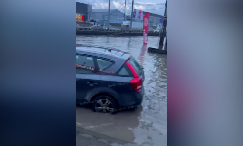 В Краснодаре после дождя подтопило улицу Московскую, маршрут автобусов изменился