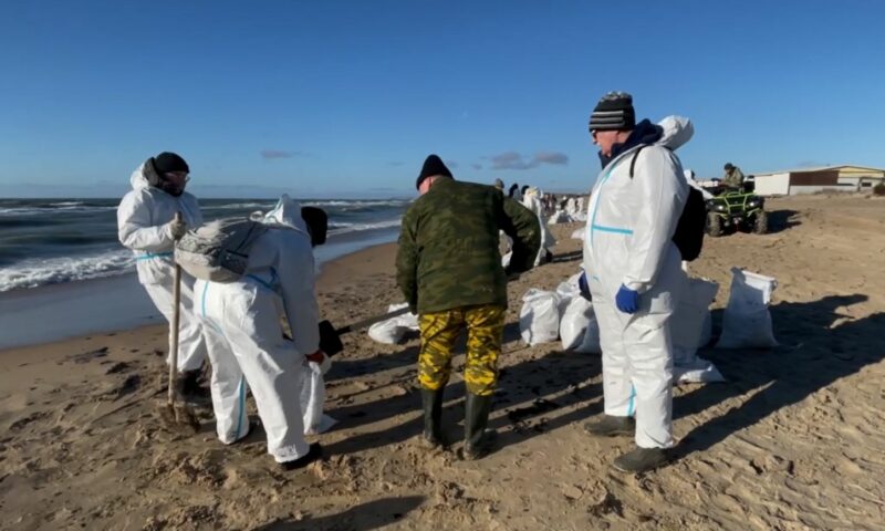 В Темрюкском районе приступили к повторной зачистке пляжей от мазута