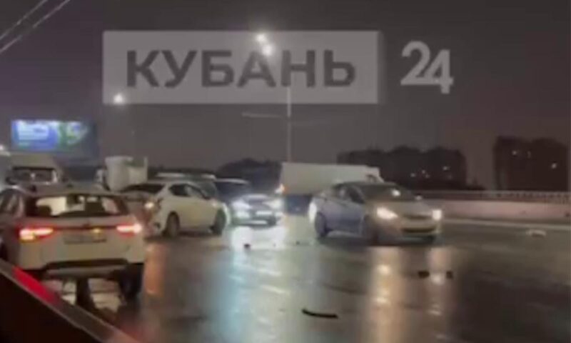 Более 10 автомобилей столкнулись в массовом ДТП на Северном мосту в Краснодаре