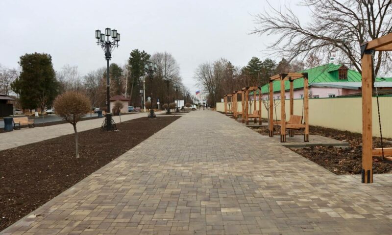 Новые беседки и пешеходные дорожки появились в парке Победы станицы Каневской