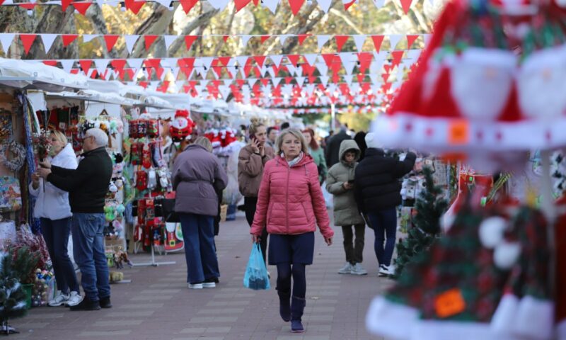 Новогодняя ярмарка открылась в Геленджике